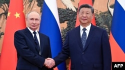 Președintele Chinei, Xi Jinping (D) l-a primit, la Beijing, pe președintele Rusiei, Vladimir Putin (S).