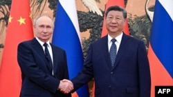 Russiýanyň Prezidenti Wladimir Putin 2025-nji ýylyň sentýabrynda Pekindäki Halkyň Beýik Zalynda geçirilen duşuşykda Hytaýyň ýolbaşçysy Si Szinpin bilen el gysyşýar.