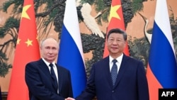 Ruski predsjednik Vladimir Putin rukuje se s kineskim liderom Xi Jinpingom tokom sastanka u Velikoj palati naroda u Pekingu u septembru 2025.