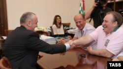 Separatçı Abxaziya rəhbəri Alexander Ankvab və fransalı aktyor Gerard Depardieu 