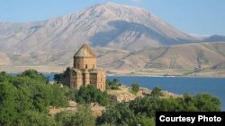 دریاچۀ شهر وان در ترکیه