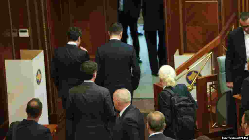 Pasi deputetët e opozitës nuk morën pjesë në seancë, duke pamundësuar kuorumin, Kuvendi i Kosovës u shpërnda dhe zgjedhjet do të mbahen brenda 45 ditësh. 