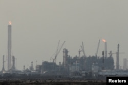Производственные мощности компании QatarEnergy по выпуску сжиженного природного газа (СПГ) в промышленном городе Рас-Лаффан, сильно снизившие выпуск продукции из-за войны США с Ираном. Катар, 2 марта 2026 года