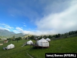 Comuna Crucea văzută de turiști. Un complex de glamping de la marginea satului atrage săptămânal zeci de pasionați ai muntelui.