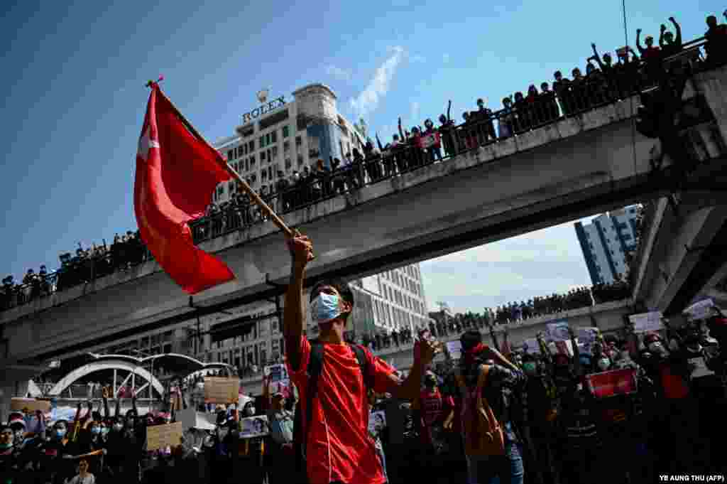 Protestuesit mblidhen në qendër të qytetit në Yangon për të protestuar kundër puçit. 8 shkurt, 2021. (YE AUNG THU/AFP)