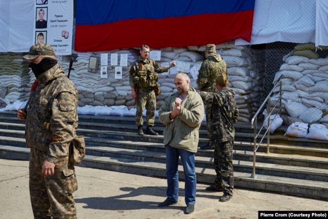 Командир пророссийских сил Игорь Стрелков отдает приказ об освобождении заложника