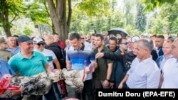 Lider Demokratske stranke Vladimir Plahotnjuk među grupom ljudi koji bacaju žive ćurke, sugerirajući na uvredljivi nadimak koji su dali Dodonu prije par godina