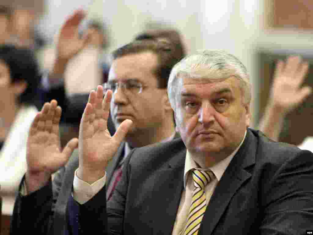 epa01839967 Serafim Urechean, front, the leader of Our Moldova Alliance and Marian Lupu, back, leader of Democratic party vote in parliament in Chisinau, Moldova, 28 August 2009. Moldova's parliament elected Mihai Ghimpu (unseen), leader of the Liberal Party as President of Moldova's Parliament. The Communists left the meeting hall and said they will fight the vote in court.