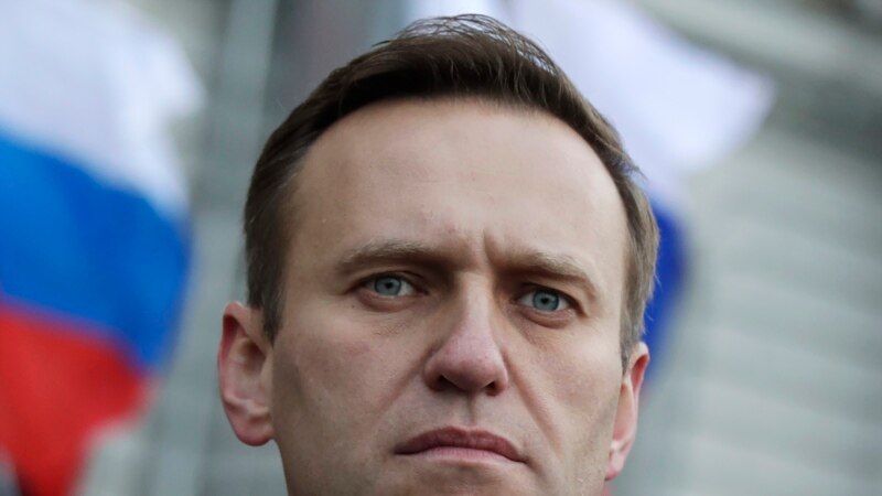 Навальныйга ун жана ириген сүт чачып кетишти