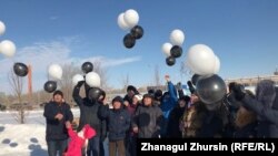 Актюбинские активисты запускают в небо шары в память о погибших при пожаре в Астане пятерых детях. Актобе, 5 февраля 2019 года.