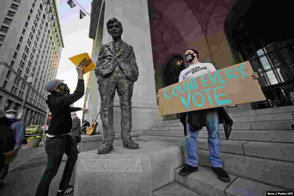 Девід Габіг, праворуч, стоїть на сходах адміністративної будівлі в центрі Пітсбургу під час зібрання на підтримку підрахунку голосів виборців