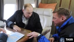 Президент России Владимир Путин и Роман Старовойт (архивное фото)