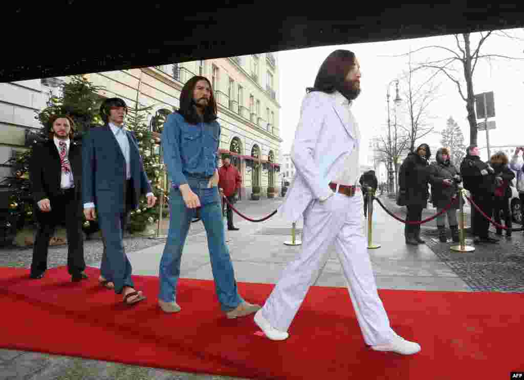 Figurile de ceară ale lui John Lennon, George Harrison, Paul McCartney și Ringo Starr &icirc;n chip de Abbey Road&nbsp; Beatles la intrarea hotelului Adlon de la Berlin, 18 decembrie.
