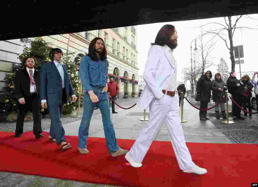 Figurile de ceară ale lui John Lennon, George Harrison, Paul McCartney și Ringo Starr în chip de Abbey Road Beatles la intrarea hotelului Adlon de la Berlin, 18 decembrie.