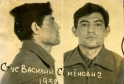 Василь Стус, фото з архівної справи КДБ під час першого арешту. 1972 рік