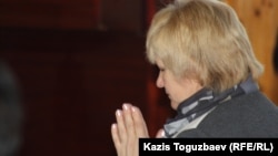 Буддизм дінін ұстанатын Наталья Вавилова ғибадатханадағы құлшылық кезінде. Алматы, 7 сәуір 2013 жыл.