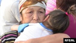 Gartaşan aýal gujagynda bir çagany saklaýar