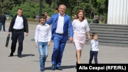 Președintele moldovean Igor Dodon împreună cu familia la un marș al Bisericii ortodoxe împotriva comunității LGBT. 12 mai 2018