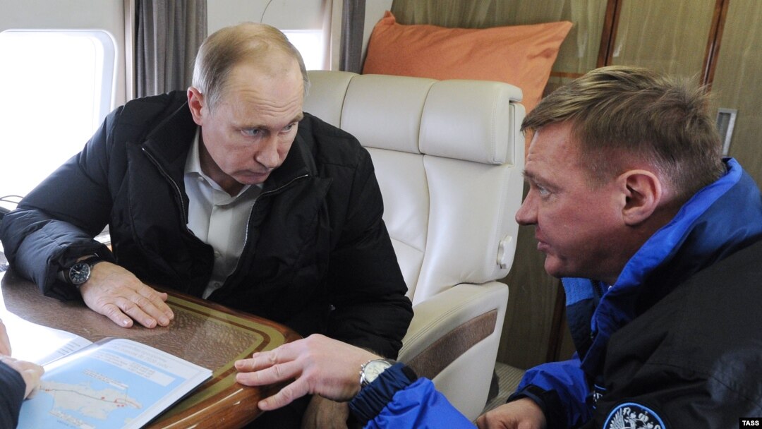 Президент России Владимир Путин и Роман Старовойт (архивное фото)