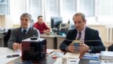 O parte din echipa de savanți moldoveni: Nicolae Secrieru (stânga), coordonator de proiecte la Centrul Spațial al UTM și Viorel Bostan (dreapta), rectorul UTM, ținând în mâini un prim prototip al satelitului care a fost trimis în spațiu în 2022.