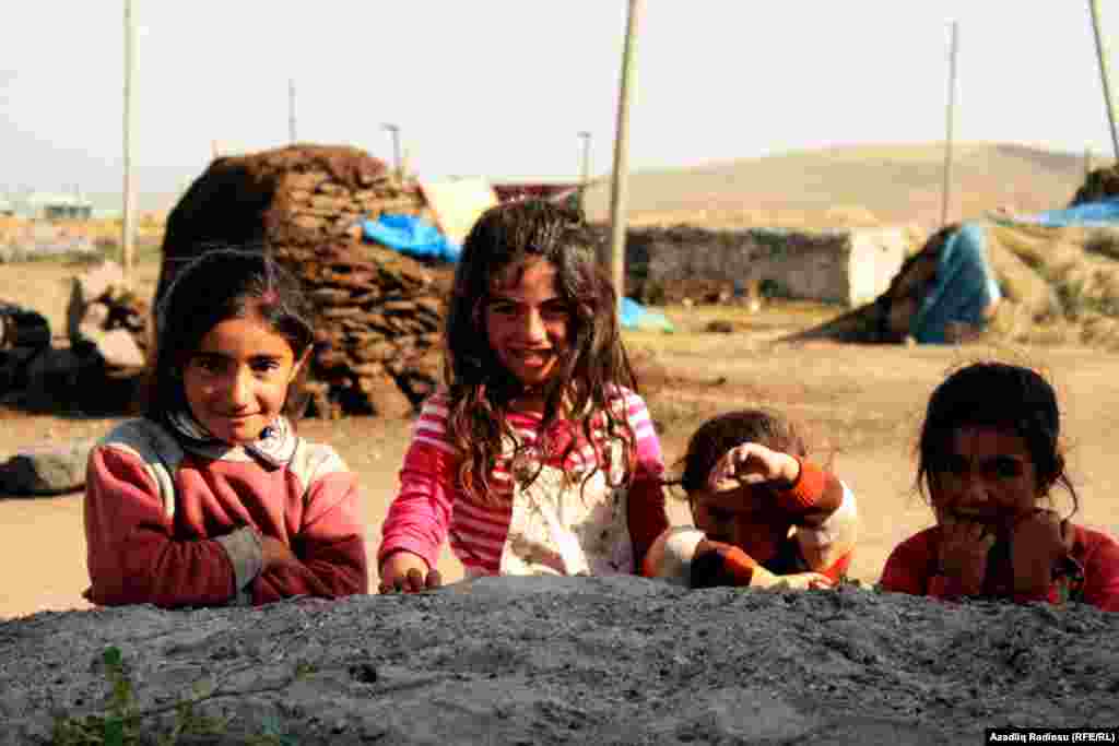 Akkaya qəsəbəsinin Ermənistanın Gümrü şəhəri ilə sərhəddə yerləşən bir dağ kəndinin balaca qızları.