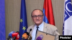 Armenia - RFE/RL Armenian Service Director Hrair Tamrazian receives "Golden Key" prize for contributions to information freedom.28Sep2015