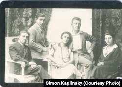 Мойша Каплінскі (крайні зьлева) са сваякамі