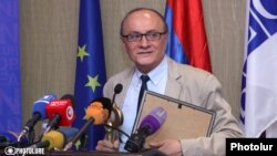 Директор Армянской службы Радио Свобода - Радио Азатутюн Грайр Тамразян получает премию «Золотой ключ» Центра свободы информации, Ереван, 28 сентября 2015 г.