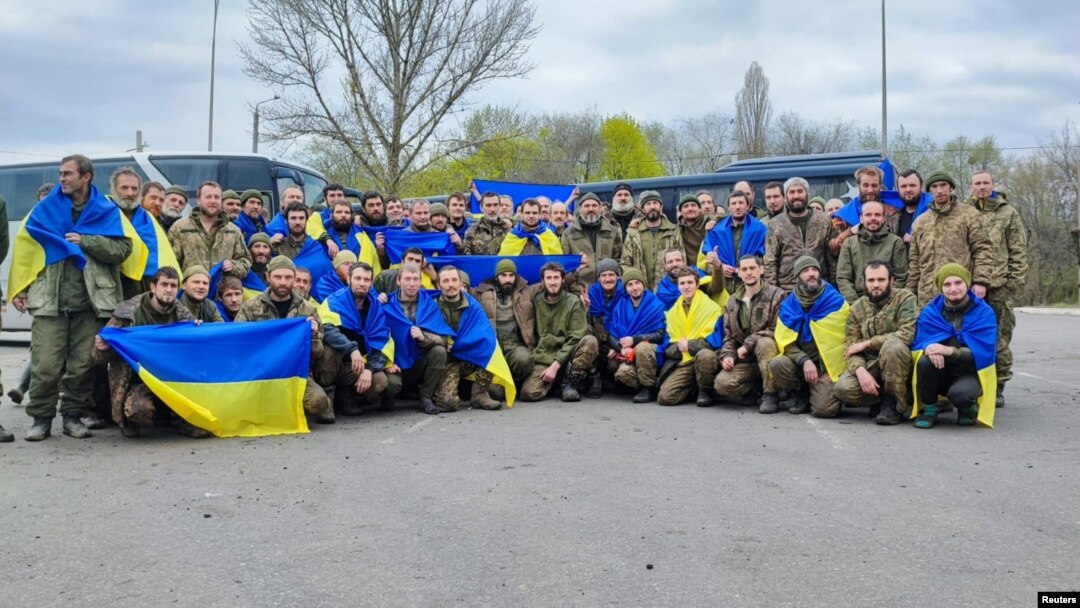 Украинските воени затвореници (заробеници) позираат за слика по размената, среде рускиот напад врз Украина, на непозната локација, Украина, во оваа фотографија објавена на 16 април 2023 година