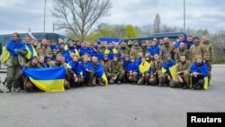 Мекенине кайткан украин туткундары. 16-апрелде таратылган сүрөт.