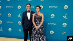 Stephen Colbert și Evelyn McGee-Colbert sosind la gala Premiilor Emmy de la Los Angeles, în septembrie 2022. La ora aceea, celebrul comedian TV american se afla deja de câteva luni pe lista americanilor interziși în Rusia. (AP Photo/Jae C. Hong)