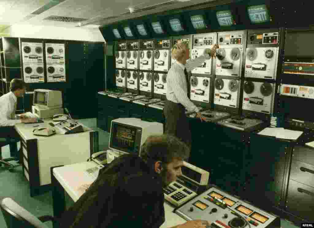 RFE/RL&#39;s master control room in Munich in the 1980s.&nbsp;