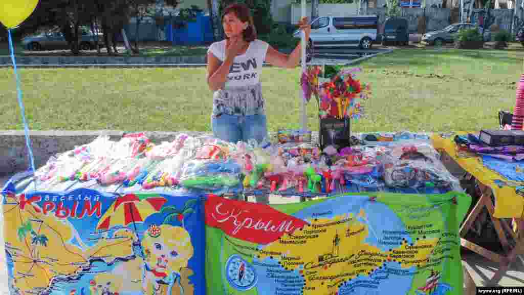 На набережной в честь праздника организовали ярмарку сувениров, а также поделок местных мастеров.&nbsp;