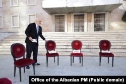 Albanski premijer Edi Rama postavlja listove papira na kojim piše "DIJALOG".