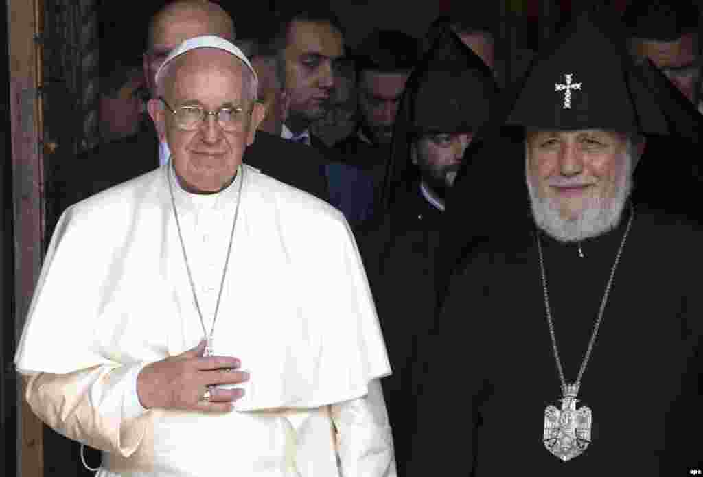 Armenia -- Pope Francis (L) and Catholicos Karekin II visit Cathedral Apostolic of Etchmiadzin, near Yerevan, June 24, 2016