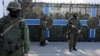 Российские солдаты блокируют штаб ВМС Украины и украинских военнослужащих в Севастополе. Крым, 3 марта 2014 года