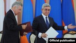 Armenia - President Serzh Sarkisian (R) and his visiting Austrian counterpart, Heinz Fischer, arrive at a news conference in Yerevan, 26Jun2012.