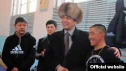 Prime Minister Omurbek Babanov (second from right) shakes hands with an Olympic hopeful during a working visit to Talas region in January.