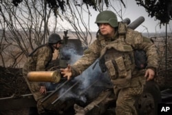 Оборонці України з 71-ї бригади ЗСУ ведуть обстріл російських позицій біля Авдіївки. 22 березня 2024 року