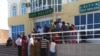 Люди, пытающиеся перевести деньги из Туркменистана за границу, в очереди у отделения банка. 