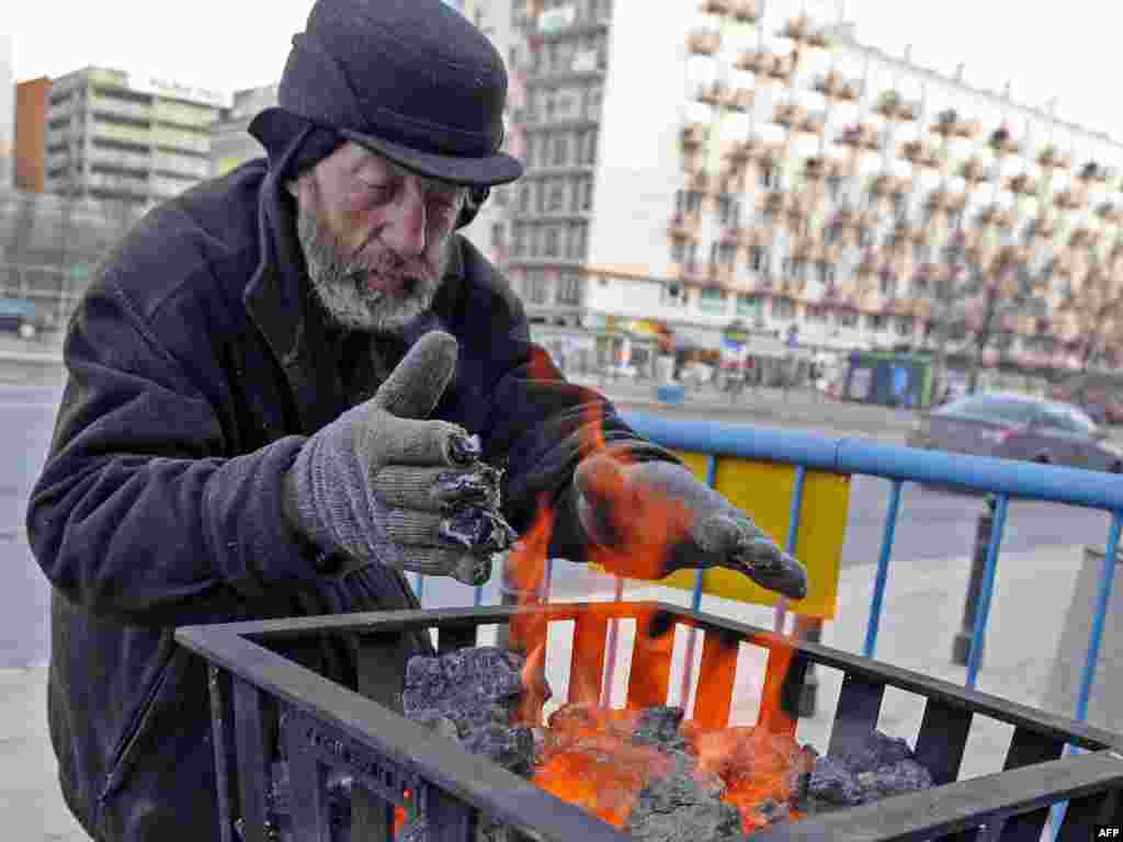 Польша. Бездомный на улице в Варшаве. 