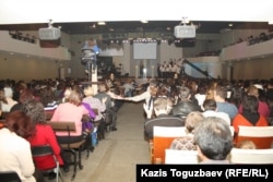 «Новая жизнь» шіркеуіне жиналған адамдар. Алматы, 28 қаңтар 2013 жыл.