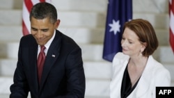 Американскиот претседател Барак Обама и австралиската премиерка Џулија Галард при пристигнувањето на Обама во Австралија. 