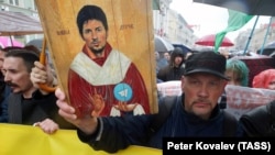 Шуточная икона с основателем Telegram Павлом Дуровым на "Монстрации" в Санкт-Петербурге