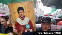 Шуточная икона с основателем Telegram Павлом Дуровым на «Монстрации» в российском городе Санкт-Петербурге.