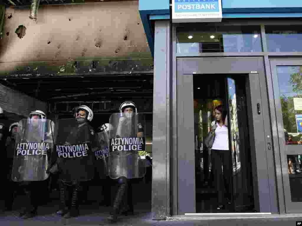 Грчки специјалци го чуваат влезот на Министерството за финансии во Атина, 27.09.2011.