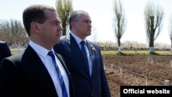 Дмитро Медведєв (л) і Сергій Аксьонов. Крим, 27 квітня 2015 року