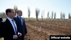 Российский премьер Дмитрий Медведев осматривает сельхозугодья Крыма, апрель 2015 года