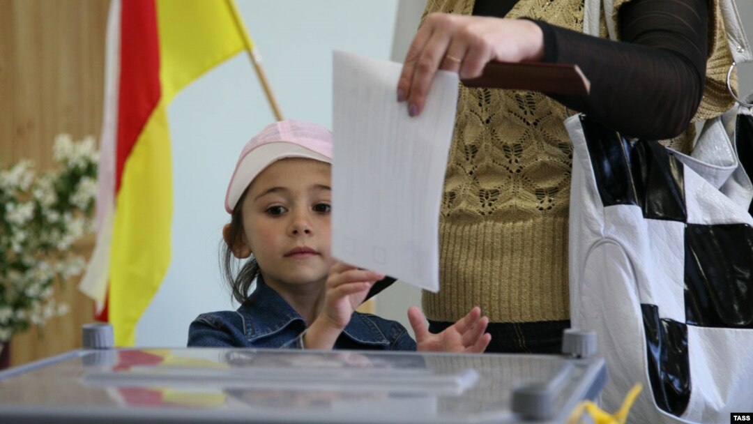 По мнению экспертов, количественное разнообразие на парламентских выборах 6-го созыва не переросло в качественное. Партии так и не представили избирателю стратегию выхода общества из кризиса и укрепления югоосетинской государственности