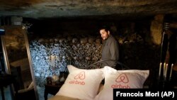 Az Airbnb által sponzorált versenyt nyert a brazíliai Pedro Arruda, aki az anyjával együtt egy párizsi katakombában tölthetett egy éjszakát Halloweenkor, 2015. október 31-én.